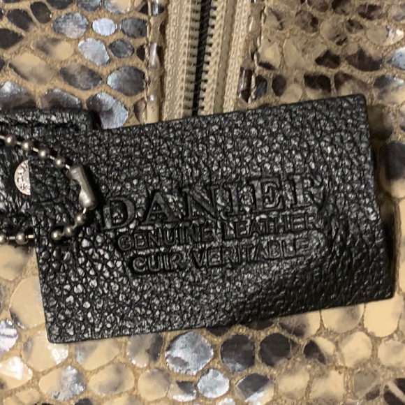 Daniel Leather Shoulder Bag - Picture 3 of 11